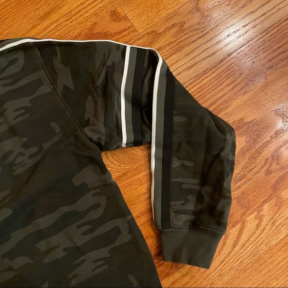 Sanctuary x Anthropologie camouflage sweatshirt with stripes down sleeves - Picture 2 of 5